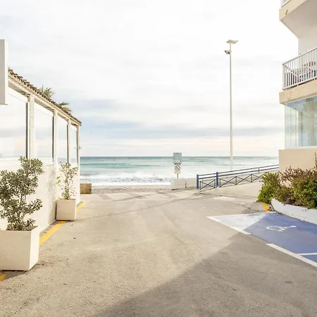 A410 Frontlilne Apartment Nerja